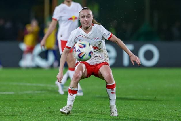 Lou Ann Joly RB Leipzig, 6 on the ball, single image, full body, action, action, match scene, THE DFB GUIDELINES PROHIBIT ANY USE OF PHOTOGRAPHS AS IMAGE SEQUENCES AND OR QUASI VIDEO DFB REGULATIONS PROHIBIT ANY USE OF PHOTOGRAPHS AS IMAGE SEQUENCES AND OR QUASI VIDEO , 09 11 2025, Bremen Germany , Soccer, Google Pixel Womens Bundesliga, SV Werder Bremen RB Leipzig xobx