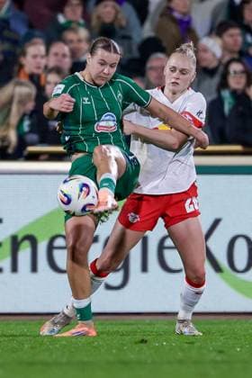 from left Larissa Mühlhaus SV Werder Bremen, 7 and Victoria Krug RB Leipzig, 20 in a duel, dynamic, action, action, game scene, THE DFB REGULATIONS PROHIBIT ANY USE OF PHOTOGRAPHS AS IMAGE SEQUENCES AND OR QUASI VIDEO , 09 11 2025, Bremen Germany , Football, Google Pixel Womens Bundesliga, SV Werder Bremen RB Leipzig xobx