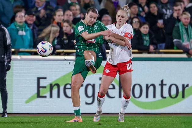 from left Larissa Mühlhaus SV Werder Bremen, 7 and Victoria Krug RB Leipzig, 20 in a duel, dynamic, action, action, game scene, THE DFB REGULATIONS PROHIBIT ANY USE OF PHOTOGRAPHS AS IMAGE SEQUENCES AND OR QUASI VIDEO , 09 11 2025, Bremen Germany , Football, Google Pixel Womens Bundesliga, SV Werder Bremen RB Leipzig xobx