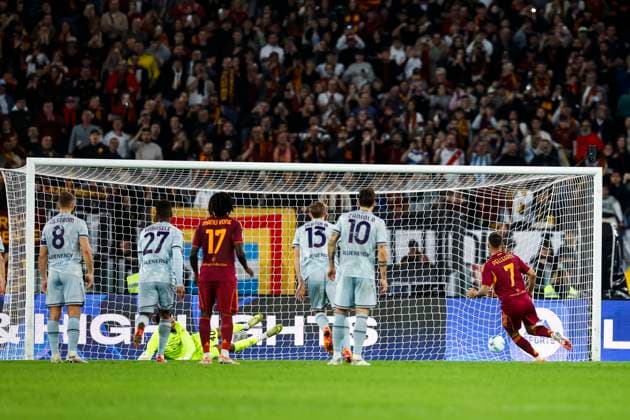 November 9, 2025, Rome, ITALIA ROMA: Roma™s Lorenzo Pellegrini (R) scores on penalty the 1-0 goal during the Italian Serie A soccer match AS Roma vs Udinese Calcio at the Olimpico stadium in Rome, Italy, 09 November 2025. ANSA ANGELO CARCONI. Soccer: Serie A; AS Roma Vs Udinese Calcio  - ZUMAa110 20251109_zaf_a110_096 Copyright: xAngeloxCarconix
