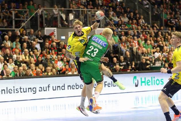09 11 2025, xgox, Handball, Daikin HBL, SC Magdeburg SC Magdeburg Rhein Neckar Loewen v l Edwin Aspenbaeck Rhein Neckar Loewen, 78 , Magnus Saugstrup Magdeburg, 23 duel, duel, fight, tackle Magdeburg