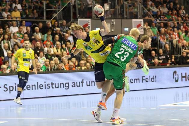 09 11 2025, xgox, Handball, Daikin HBL, SC Magdeburg SC Magdeburg Rhein Neckar Loewen v l Edwin Aspenbaeck Rhein Neckar Loewen, 78 , Magnus Saugstrup Magdeburg, 23 , Felix Claar Magdeburg, 7 duel, duel, fight, tackle Magdeburg