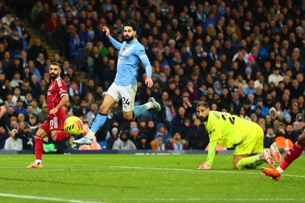Mohamed Salah of Liverpool misses a chance to score Manchester City v Liverpool, Premier League, Football, Etihad Stadium, Manchester, UK - 09 Nov 2025Manchester Etihad Stadium United Kingdom EDITORIAL USE ONLY No use with unauthorised audio, video, data, fixture lists, club league logos or live services. Online in-match use limited to 120 images, no video emulation. No use in betting, games or single club league player publications.  Copyright: xPaulxCurrie Shutterstockx 15702266dl