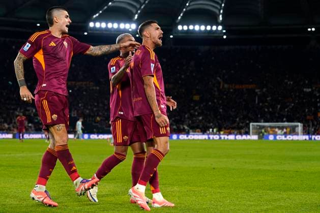 Lorenzo Pellegrini of AS Roma celebrates with team mates after scoring on penalty the goal of 1-0 during the Serie A 2025 2026 football match between AS Roma and Udinese Calcio at Stadio Olimpico in Rome (Italy), November 9, 2025. antoniettaxbaldassarre