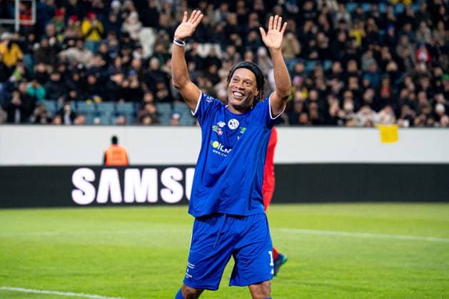 Lucerne, Switzerland, November 9th 2025 Ronaldinho (Brazil) celebrating after scoring penalty during the Jogo Dos Famosos match between Ronaldinho and Friends and Swiss Legends at Swissporarena, Lucerne, Switzerland. (Priscila Bütler SPP) Copyright: xPriscilaxBütlerx xSPPx Sportspressphoto_SPR59808