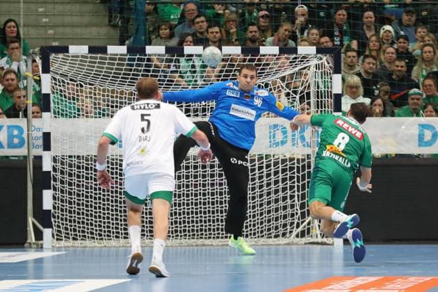 Handball DAIKIN HBL, SC DHfK Leipzig Füchse Berlin 09 11 2025 Lucas Krzikalla 8, SC DHfK Leipzig throws a seven-meter penalty against goalkeeper Dejan Milosavljev 96, Füchse Berlin Handball, DAIKIN HBL, 1 Bundesliga, Season 2025 2026, Matchday 11 SC DHfK Leipzig vs Füchse Berlin on 09 11 2025 at Quarterback Immobilien Arena Leipzig Copyright: xBEAUTIFULxSPORTS JanxKaeferx