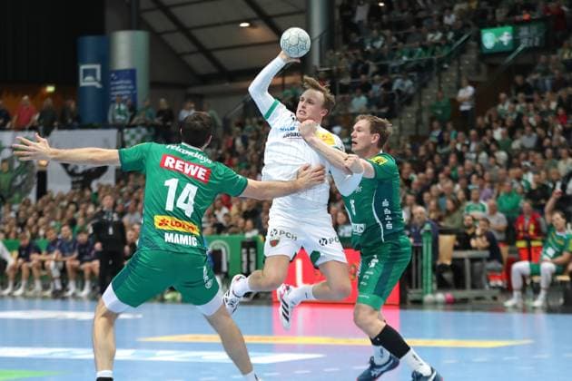 Handball DAIKIN HBL, SC DHfK Leipzig Füchse Berlin 09 11 2025 Tobias Groendahl 15, Füchse Berlin is grabbed by Adam Lönn 15, SC DHfK Leipzig Handball, DAIKIN HBL, 1 Bundesliga, Season 2025 2026, 11 Matchday SC DHfK Leipzig vs Füchse Berlin on 09 11 2025 at Quarterback Immobilien Arena Leipzig Copyright: xBEAUTIFULxSPORTS JanxKaeferx