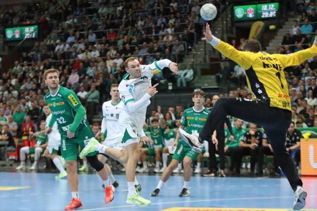 Handball DAIKIN HBL, SC DHfK Leipzig Füchse Berlin 09 11 2025 Mathias Gidsel 19, Füchse Berlin throws against goalkeeper Domenico Ebner 1, SC DHfK Leipzig Handball, DAIKIN HBL, 1 Bundesliga, Season 2025 2026, 11 Matchday SC DHfK Leipzig vs Füchse Berlin on 09 11 2025 at Quarterback Immobilien Arena Leipzig Copyright: xBEAUTIFULxSPORTS JanxKaeferx