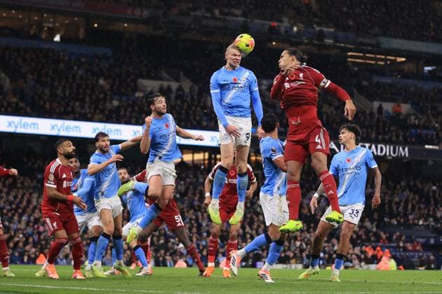Manchester City gegen Liverpool 09. November 2025 Manchester Premier League Fußball Manchester City gegen Liverpool Erling Haaland von Manchester City köpft den Ball nach einer Ecke weg, beobachtet von Virgil van Dijk von Liverpool Foto von Simon Stacpoole Manchester UK  Copyright: xSimonxStacpoolexOffside