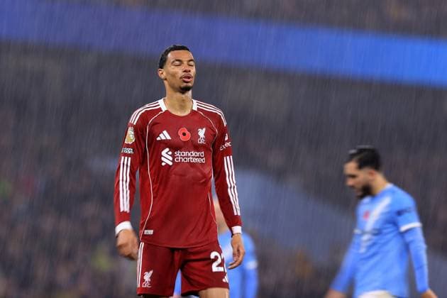 Manchester City gegen Liverpool 09. November 2025 Manchester Premier League Fußball Manchester City gegen Liverpool Hugo Ekitike von Liverpool im Regen im Etihad Stadium Foto von Simon Stacpoole Manchester UK  Copyright: xSimonxStacpoolexOffside