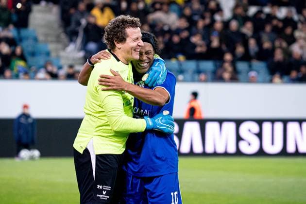 Lucerne, Switzerland, November 9th 2025 Ronaldinho (Brazil), right, and Marco Wolfli (Switzerland), left, after penalty scored by Ronaldinho (Brazil) during the Jogo Dos Famosos match between Ronaldinho and Friends and Swiss Legends at Swissporarena, Lucerne, Switzerland. (Priscila Bütler SPP) Copyright: xPriscilaxBütlerx xSPPx Sportspressphoto_SPR59812