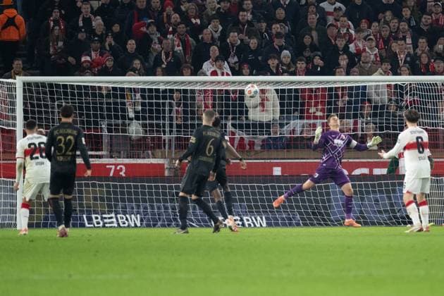 Goal for 3 2 by Deniz Undav VfB Stuttgart 26 , re Finn Dahmen FC Augsburg, 01 GER, VfB Stuttgart vs FC Augsburg, Football, Men, 1 Bundesliga, Matchday 10, Season 2025 2026, 09 11 2025, DFL DFB REGULATES PROHIBIT ANY USE OF PHOTOGRAPHS AS IMAGE SEQUENCES AND OR QUASI VIDEO, GER, VfB Stuttgart vs FC Augsburg, Football, Men, 1 Bundesliga, Matchday 10, Season 2025 2026, 09 11 2025 Stuttgart Copyright: xEibner-Pressefoto WolfgangxFrankx EP_WFK