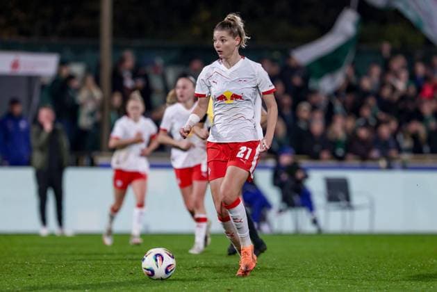 Julia Landenberger RB Leipzig, 21 on the ball, single image, full body, action, action, match scene, THE DFB GUIDELINES PROHIBIT ANY USE OF PHOTOGRAPHS AS IMAGE SEQUENCES AND OR QUASI VIDEO DFB REGULATIONS PROHIBIT ANY USE OF PHOTOGRAPHS AS IMAGE SEQUENCES AND OR QUASI VIDEO , 09 11 2025, Bremen Germany , Soccer, Google Pixel Womens Bundesliga, SV Werder Bremen RB Leipzig xobx