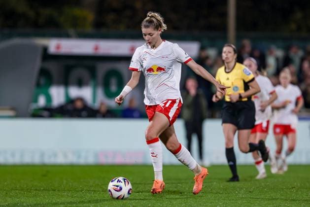 Julia Landenberger RB Leipzig, 21 on the ball, single image, full body, action, action, match scene, THE DFB GUIDELINES PROHIBIT ANY USE OF PHOTOGRAPHS AS IMAGE SEQUENCES AND OR QUASI VIDEO DFB REGULATIONS PROHIBIT ANY USE OF PHOTOGRAPHS AS IMAGE SEQUENCES AND OR QUASI VIDEO , 09 11 2025, Bremen Germany , Soccer, Google Pixel Womens Bundesliga, SV Werder Bremen RB Leipzig xobx