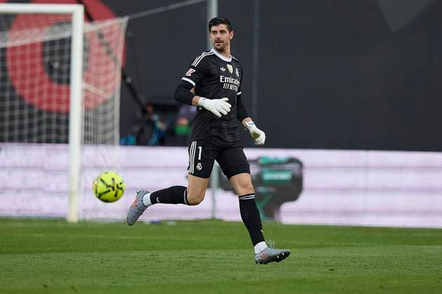 Tibaut Courtois (Real Madrid CF) controls the ball during the LaLiga EA Sports match between Rayo Vallecano v Real Madrid at Estadio de Vallecas on November 9, 2025 in Madrid, Spain. (Photo by Manu Reino DeFodi Images) Tibaut Courtois Real Madrid CF controls the ball during the LaLiga EA Sports match between Rayo Vallecano v Real Madrid at Estadio de Vallecas on November 9, 2025 in Madrid, Spain Photo by Manu Reino DeFodi Images