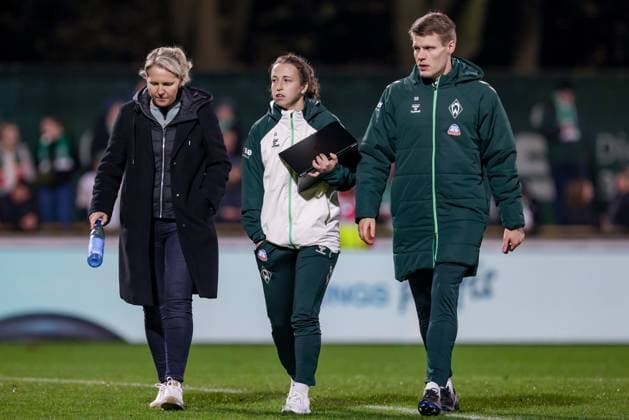 from left Friederike Kromp Fritzy Kromp, coach, head coach, SV Werder Bremen , Michaela Specht co-coach, SV Werder Bremen , Björn Bremermann co-coach, SV Werder Bremen , THE DFB REGULATIONS PROHIBIT ANY USE OF PHOTOGRAPHS AS IMAGE SEQUENCES AND OR QUASI VIDEO , 09 11 2025, Bremen Germany , Football, Google Pixel Women Bundesliga, SV Werder Bremen RB Leipzig xobx