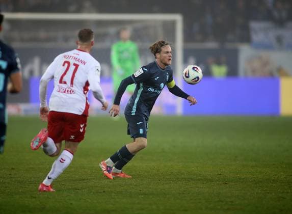 Football, Men, 3 Liga, Season 2025 2026, SSV Jahn Regensburg TSV 1860 Munich, Jahnstadion Thore Jacobsen TSV 1860 Munich with ball running