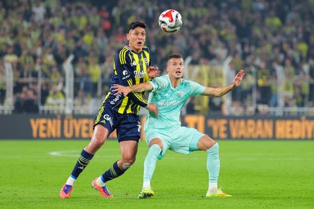 2025-11-09 Fenerbahce SK v Kayserispor - Trendyol Super Lig ISTANBUL, TURKEY - NOVEMBER 9: Edson Alvarez of Fenerbahce SK battles for the ball with Laszlo Benes of Kayserispor during the Trendyol Super Lig match between Fenerbahce SK and Kayserispor at Ulker Sukru Saracoglu Stadium on November 9, 2025 in Istanbul, Turkey. (Photo by BSR Agency) Istanbul Turkey Content not available for redistribution in The Netherlands directly or indirectly through any third parties. Copyright: xBSRxAgencyx