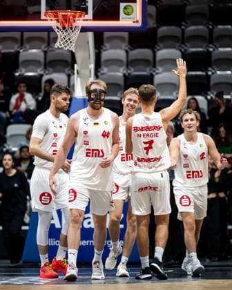 09 11 2025 Basketball Season 2025 2026 2 Bundesliga Pro A 11 Matchday Nuremberg Falcons Basketball Club NBC PS Karlsruhe Lions ThHa xthxhax Jubel Freude Christian Feneberg 7, Nuremberg Falcons BC NBC Trevor Baskin 22, Nuremberg Falcons BC NBC and teammates