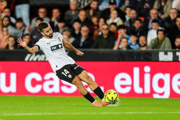 November 9, 2025, Valencia, Valencia, SPAIN: Jose Gaya of Valencia CF in action during the Spanish league, La Liga EA Sports, football match played between Valencia CF and Real Betis Balompie at Mestalla stadium on November 9, 2025, in Valencia, Spain. Valencia SPAIN - ZUMAa181 20251109_zaa_a181_219 Copyright: xIvanxTerronx