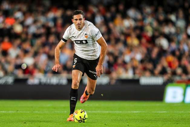 November 9, 2025, Valencia, Valencia, SPAIN: Cesar Tarrega of Valencia CF in action during the Spanish league, La Liga EA Sports, football match played between Valencia CF and Real Betis Balompie at Mestalla stadium on November 9, 2025, in Valencia, Spain. Valencia SPAIN - ZUMAa181 20251109_zaa_a181_221 Copyright: xIvanxTerronx