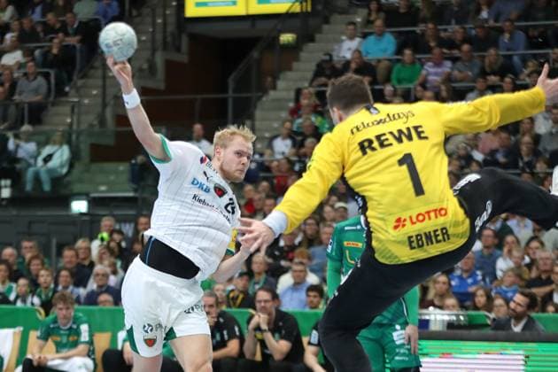Handball DAIKIN HBL, SC DHfK Leipzig Füchse Berlin 09 11 2025 Matthes Langhoff 25, Füchse Berlin throws against goalkeeper Domenico Ebner 1, SC DHfK Leipzig Handball, DAIKIN HBL, 1 Bundesliga, Season 2025 2026, 11 Matchday SC DHfK Leipzig vs Füchse Berlin on 09 11 2025 at Quarterback Immobilien Arena Leipzig Copyright: xBEAUTIFULxSPORTS JanxKaeferx