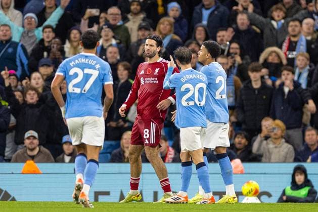 Football - FA Premier League - Manchester City FC v Liverpool FC MANCHESTER, ENGLAND - Sunday, November 9, 2025: Liverpool s Dominik Szoboszlai arguing with Manchester City s captain Bernardo Silva and Savio Moreira de Oliveira Savinho following Szoboszlai s foul on Phil Foden during the FA Premier League match between Manchester City FC and Liverpool FC at the City of Manchester Stadium. (Photo by David Rawcliffe Propaganda) MANCHESTER City of Manchester Stadium GREATER MANCHESTER ENGLAND  Copyright: xDavidxRawcliffex P2025-11-09-Man_City_Liverpool-123