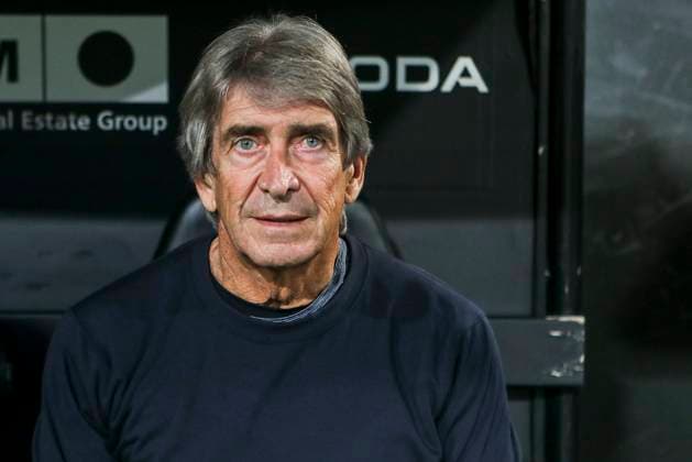 November 9, 2025, Valencia, Valencia, SPAIN: Manuel Pellegrini, head coach of Real Betis Balompie, looks on during the Spanish league, La Liga EA Sports, football match played between Valencia CF and Real Betis Balompie at Mestalla stadium on November 9, 2025, in Valencia, Spain. Valencia SPAIN - ZUMAa181 20251109_zaa_a181_217 Copyright: xIvanxTerronx