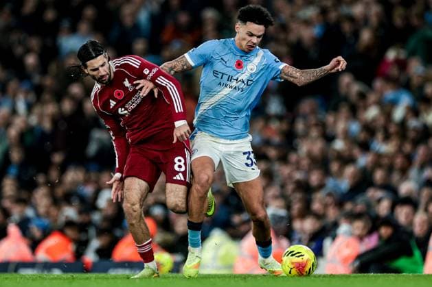 Premier League Manchester City v Liverpool Dominik Szoboszlai of Liverpool and Nico O Reilly of Manchester City battle for the ball during the Premier League match Manchester City vs Liverpool at Etihad Stadium, Manchester, United Kingdom, 9th November 2025 (Photo by Mark Cosgrove News Images) Manchester Etihad Stadium Manchester United, ManU Kingdom Copyright: xMarkxCosgrove NewsxImagesx
