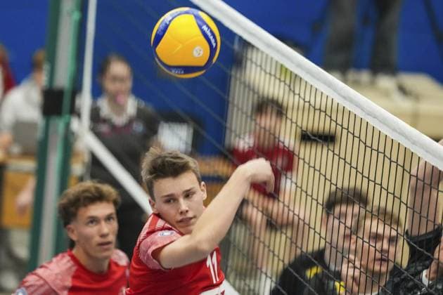 Volleyball in Essen FOR EDITORIAL PURPOSES ONLY EDITORIAL USE ONLY p Jonas Espelage from VV HUMANN in the match against FT 1844 Freiburg The match of the DVV Cup round of 16, VV HUMANN against FT 1844 Freiburg ended on 09 11 2025 in the sports hall Gymnasium an der Wolfskuhle with 2 3 Michael Gohl FUNKE Foto Services p Sport Deutschland Nordrhein Westfalen Essen Copyright MichaelxGohl Copyright: MichaelxGohl doc836vsxbm2oxwzncllzr ,EDITORIAL USE ONLY Copyright: MichaelxGohl