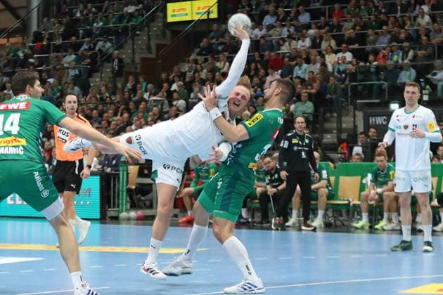 Handball DAIKIN HBL, SC DHfK Leipzig Füchse Berlin 09 11 2025 Tobias Groendahl 15, Füchse Berlin comes to throw against Luka Rogan 33, SC DHfK Leipzig Handball, DAIKIN HBL, 1 Bundesliga, Season 2025 2026, 11 Matchday SC DHfK Leipzig vs Füchse Berlin on 09 11 2025 at Quarterback Immobilien Arena Leipzig Copyright: xBEAUTIFULxSPORTS JanxKaeferx