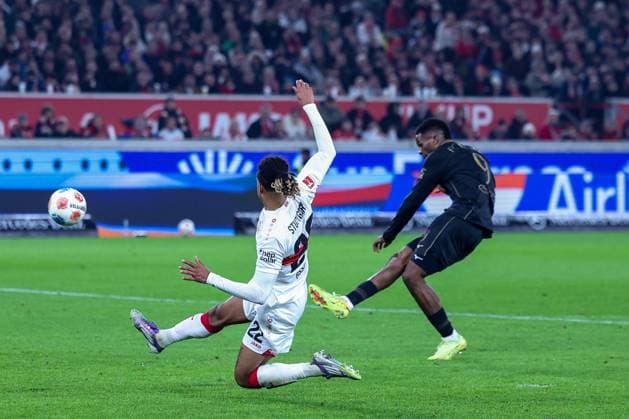 Samuel Essende 9 FC Augsburg with a great chance that he misses, with Lorenz Assignon 22 VfB Stuttgart , VfB Stuttgart vs FC Augsburg, Football, Men, DFL, Bundesliga, Season 2025 2026, MHP Arena, Matchday 10, 09 11 2025 Stuttgart Baden Wuerttemberg Germany Copyright: xkolbert-press MartinxAgüerax