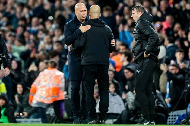 Premier League Manchester City v Liverpool Pep Guardiola Manchester City manager and Arne Slot Liverpool manager embrace after 3-0 win after the Premier League match Manchester City vs Liverpool at Etihad Stadium, Manchester, United Kingdom, 9th November 2025 (Photo by Mark Cosgrove News Images) Manchester Etihad Stadium Manchester United, ManU Kingdom Copyright: xMarkxCosgrove NewsxImagesx