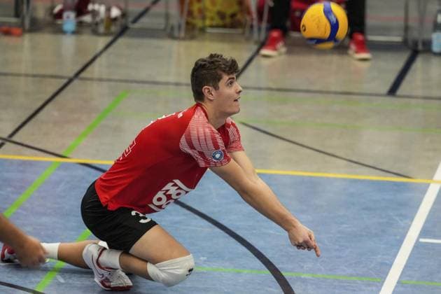 Volleyball in Essen FOR EDITORIAL PURPOSES ONLY EDITORIAL USE ONLY p Jonah Juditzki from VV HUMANN in the match against FT 1844 Freiburg The match of the DVV Cup round of 16, VV HUMANN against FT 1844 Freiburg ended on 09 11 2025 in the sports hall Gymnasium an der Wolfskuhle with 2 3 Michael Gohl FUNKE Foto Services p Sport Deutschland Nordrhein Westfalen Essen Copyright MichaelxGohl Copyright: MichaelxGohl doc836vtwtlc4w8hlyt5k6 ,EDITORIAL USE ONLY Copyright: MichaelxGohl