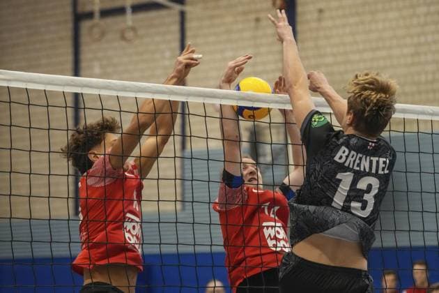 Volleyball in Essen FOR EDITORIAL PURPOSES ONLY EDITORIAL USE ONLY p Luc Lüftner and Moritz Finke from VV HUMANN in the match against Jannik Brentel from FT 1844 Freiburg The match of the DVV Cup round of 16, VV HUMANN against FT 1844 Freiburg ended on 09 11 2025 in the sports hall Gymnasium an der Wolfskuhle with 2 3 Michael Gohl FUNKE Foto Services p Sport Deutschland Nordrhein Westfalen Essen Copyright MichaelxGohl Copyright: MichaelxGohl doc836vtyysc7nr5ettcei ,EDITORIAL USE ONLY Copyright: MichaelxGohl