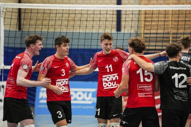 Volleyball in Essen FOR EDITORIAL PURPOSES ONLY EDITORIAL USE ONLY p Lukas Prions, Jonah Juditzki, Jonas Espelage and Fynn Bach from VV HUMANN in the match against FT 1844 Freiburg The match of the DVV Cup round of 16, VV HUMANN against FT 1844 Freiburg ended on 09 11 2025 in the sports hall Gymnasium an der Wolfskuhle with 2 3 Michael Gohl FUNKE Foto Services p Sport Deutschland Nordrhein Westfalen Essen Copyright MichaelxGohl Copyright: MichaelxGohl doc836vtyyyrhimzosthv8 ,EDITORIAL USE ONLY Copyright: MichaelxGohl