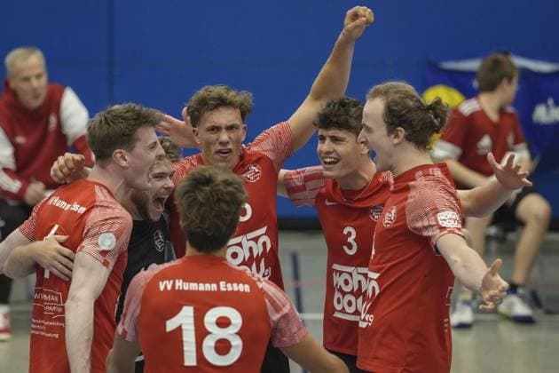 Volleyball in Essen FOR EDITORIAL PURPOSES ONLY EDITORIAL USE ONLY p Lukas Prions, Tim Dißmann, Fynn Bach, Jonah Juditzki and Moritz Finke from VV HUMANN in the match against FT 1844 Freiburg The match of the DVV Cup round of 16, VV HUMANN against FT 1844 Freiburg ended on 09 11 2025 in the sports hall Gymnasium an der Wolfskuhle with 2 3 Michael Gohl FUNKE Foto Services p Sport Deutschland Nordrhein Westfalen Essen Copyright MichaelxGohl Copyright: MichaelxGohl doc836vtuc5mpz1f08mhcei ,EDITORIAL USE ONLY Copyright: MichaelxGohl