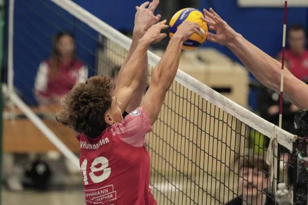 Volleyball in Essen FOR EDITORIAL PURPOSES ONLY EDITORIAL USE ONLY p Luc Lüftner from VV HUMANN in the match against FT 1844 Freiburg The match of the DVV Cup round of 16, VV HUMANN against FT 1844 Freiburg ended on 09 11 2025 in the sports hall Gymnasium an der Wolfskuhle with 2 3 Michael Gohl FUNKE Foto Services p Sport Deutschland Nordrhein Westfalen Essen Copyright MichaelxGohl Copyright: MichaelxGohl doc836vtugh9py1do2arlzr ,EDITORIAL USE ONLY Copyright: MichaelxGohl