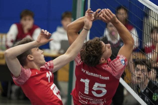 Volleyball in Essen FOR EDITORIAL PURPOSES ONLY EDITORIAL USE ONLY p Luc Lüftner from VV HUMANN in the match against FT 1844 Freiburg The match of the DVV Cup round of 16, VV HUMANN against FT 1844 Freiburg ended on 09 11 2025 in the sports hall Gymnasium an der Wolfskuhle with 2 3 Michael Gohl FUNKE Foto Services p Sport Deutschland Nordrhein Westfalen Essen Copyright MichaelxGohl Copyright: MichaelxGohl doc836vtum4hiax6xtne9b ,EDITORIAL USE ONLY Copyright: MichaelxGohl