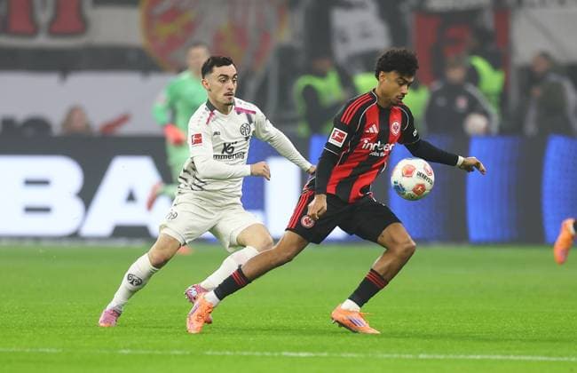 09 11 2025, Soccer Bundesliga, Eintracht Frankfurt 1 FSV Mainz 05, v l , Paul Nebel FSV Mainz 05 , Nathaniel Brown Eintracht Frankfurt DFL DFB REGULATIONS PROHIBIT ANY USE OF PHOTOGRAPHS AS IMAGE SEQUENCES AND OR QUASI VIDEO xdcx Copyright: HMBxMedia Claus
