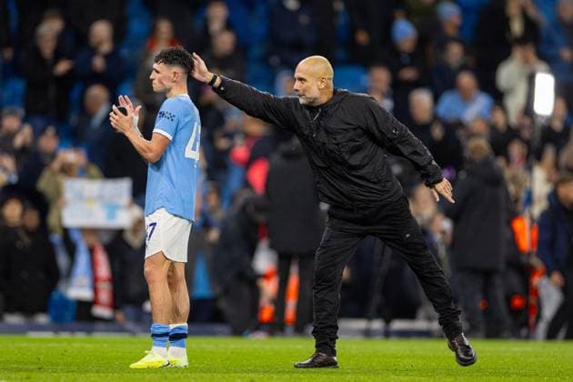 Football - FA Premier League - Manchester City FC v Liverpool FC MANCHESTER, ENGLAND - Sunday, November 9, 2025: Manchester City s head coach Josep Pep Guardiola (R) acknowledges Manchester City s Phil Foden after the FA Premier League match between Manchester City FC and Liverpool FC at the City of Manchester Stadium. (Photo by David Rawcliffe Propaganda) MANCHESTER City of Manchester Stadium GREATER MANCHESTER ENGLAND  Copyright: xDavidxRawcliffex P2025-11-09-Man_City_Liverpool-127