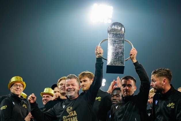 Mjällby s Anders Torstensson, head coach, and team captain Jesper Gustavsson lift the Swedish Championship trophy after Sunday s final round of Allsvenskan , the Swedish premier football league, at Strandvallen, Hällevik, in Sweden, Nov 9 2025 HÄLLEVIK SWEDEN x9200x  Copyright: xBjörnxLarssonxRosvall TTx MJÄLLBY - WINNER OF THE SWEDISH FOOTBALL LEAGUE