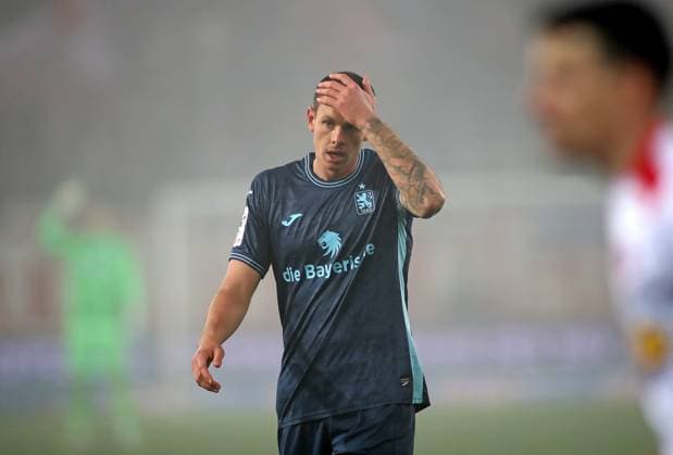 Football, Men, 3 Liga, Season 2025 2026, SSV Jahn Regensburg TSV 1860 Munich, Jahnstadion Max Reinthaler TSV 1860 Munich with grip on the forehead, grip on the head, gesture