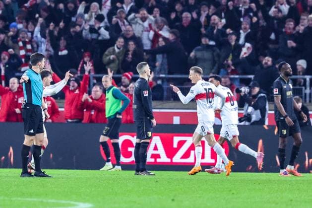 Cheers for Angelo Stiller 6 VfB Stuttgart , Chris Fuehrich 10 VfB Stuttgart on the 3 2, disappointment, frustration for Augsburg, VfB Stuttgart vs FC Augsburg, football, men, DFL, Bundesliga, 2025 2026 season, MHP Arena, matchday 10, 09 11 2025 Stuttgart Baden Wuerttemberg Germany Copyright: xkolbert-press MartinxAgüerax