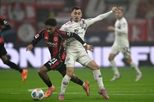 Soccer 1 Bundesliga 10 Matchday Eintracht Frankfurt 1 FSV Mainz 05 on 09 11 2025 at Deutsche Bank Park in Frankfurt Nathaniel Brown Frankfurt , left Paul Nebel Mainz , right DFL regulations prohibit any use of photographs as image sequences and or quasi video xJKx