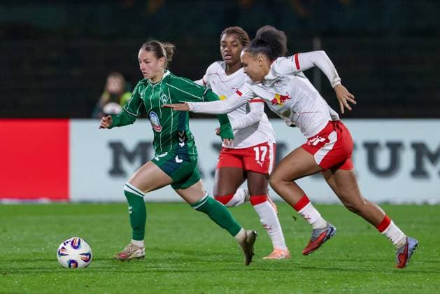 from left Chiara D Angelo SV Werder Bremen, 2 , Delice Boboy RB Leipzig, 17 and Lisa Baum RB Leipzig, 11 in duel, duel, dynamics, action, action, game scene, THE DFB REGULATIONS PROHIBIT ANY USE OF PHOTOGRAPHS AS IMAGE SEQUENCES AND OR QUASI VIDEO , 09 11 2025, Bremen Germany , Football, Google Pixel Womens Bundesliga, SV Werder Bremen RB Leipzig xobx