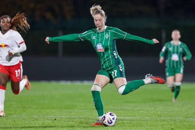 Sharon Beck SV Werder Bremen, 27 on the ball, single image, full body, action, action, match scene, THE DFB GUIDELINES PROHIBIT ANY USE OF PHOTOGRAPHS AS IMAGE SEQUENCES AND OR QUASI VIDEO DFB REGULATIONS PROHIBIT ANY USE OF PHOTOGRAPHS AS IMAGE SEQUENCES AND OR QUASI VIDEO , 09 11 2025, Bremen Germany , Soccer, Google Pixel Womens Bundesliga, SV Werder Bremen RB Leipzig xobx