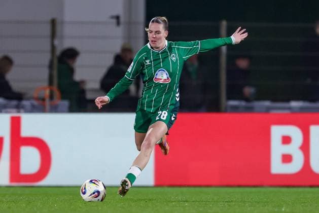 Juliane Wirtz SV Werder Bremen, 28 on the ball, cropped image, single image, full body, action, action, game scene, THE DFB REGULATIONS PROHIBIT ANY USE OF PHOTOGRAPHS AS IMAGE SEQUENCES AND OR QUASI VIDEO , 09 11 2025, Bremen Germany , Football, Google Pixel Womens Bundesliga, SV Werder Bremen RB Leipzig xobx