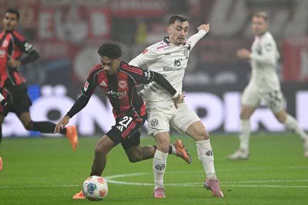 Soccer 1 Bundesliga 10 Matchday Eintracht Frankfurt 1 FSV Mainz 05 on 09 11 2025 at Deutsche Bank Park in Frankfurt Nathaniel Brown Frankfurt , left Paul Nebel Mainz , right DFL regulations prohibit any use of photographs as image sequences and or quasi video xJKx