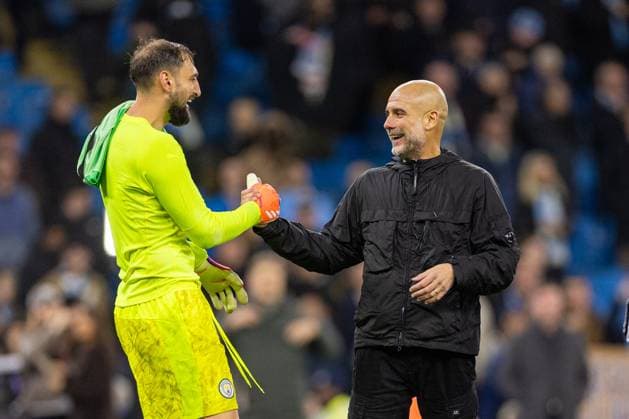 Football - FA Premier League - Manchester City FC v Liverpool FC MANCHESTER, ENGLAND - Sunday, November 9, 2025: Manchester City s head coach Josep Pep Guardiola (R) acknowledges his goalkeeper Gianluigi Donnarumma after the FA Premier League match between Manchester City FC and Liverpool FC at the City of Manchester Stadium. (Photo by David Rawcliffe Propaganda) MANCHESTER City of Manchester Stadium GREATER MANCHESTER ENGLAND  Copyright: xDavidxRawcliffex P2025-11-09-Man_City_Liverpool-129